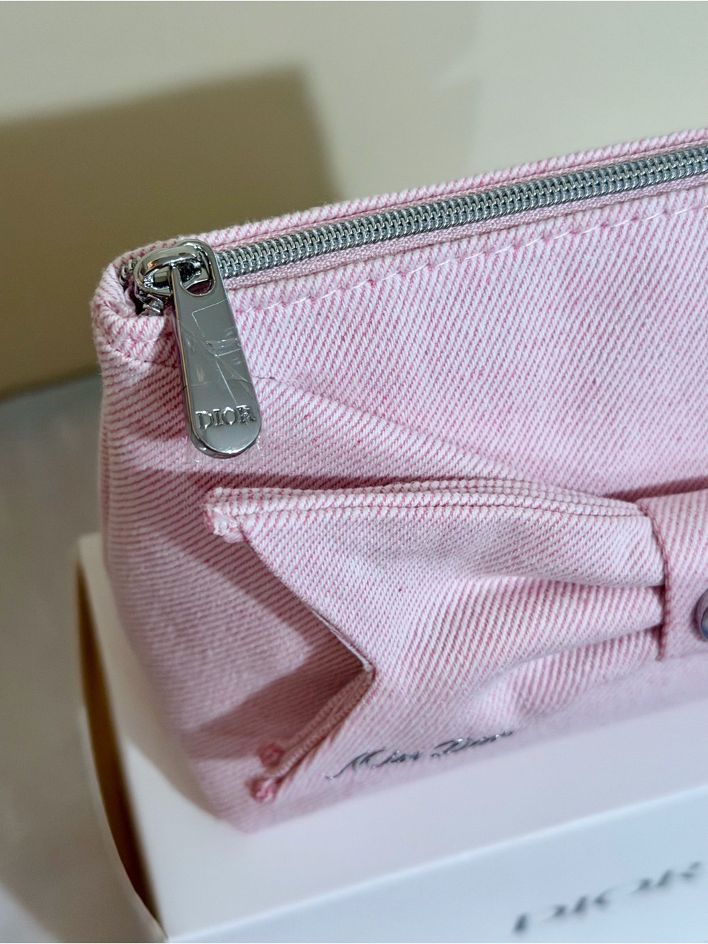 Dior Light Pink Canvas Bow Cosmetic Pouch - Picture 6 of 6